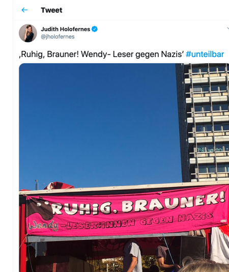 Pop-Referenz auf einer #wirsindmehr-Demonstration 2018, ein Tweet der Sängerin Judith Holofernes (Screenshot aufgerufen am 18.09.2020). Text: "Ruhig, Brauner! Wendy-Leser gegen Nazis".