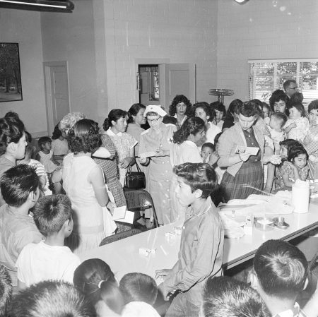 Abb. 3: Anstehen für eine Polio-Impfung in Texas