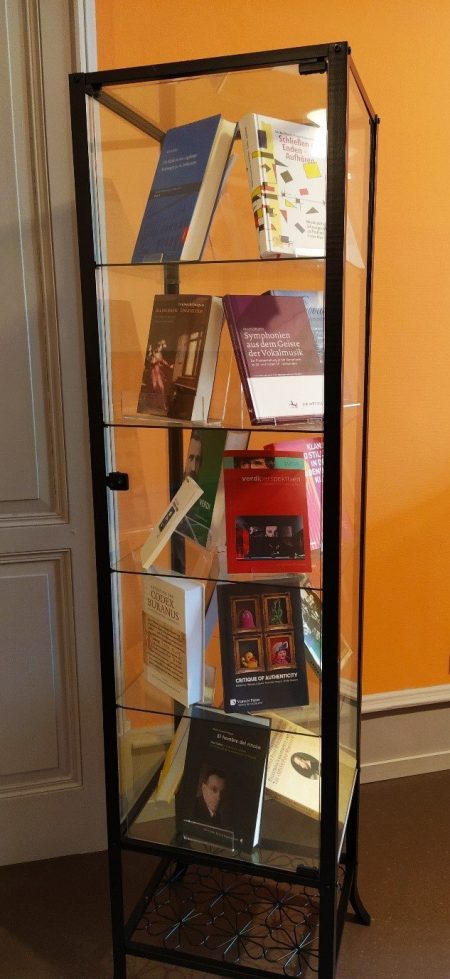 Abb. 1: Büchervitrine des Instituts für Musikwissenschaft, Universität Bern, https://www.musik.unibe.ch/