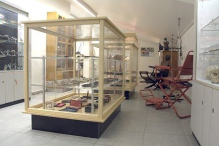 Abb. 4: Dentalhistorische Sammlung Bonn, Blick in die Sammlung, Foto von Priv.-Doz. Dr. Ernst-Heinrich Helfgen/Universität Bonn