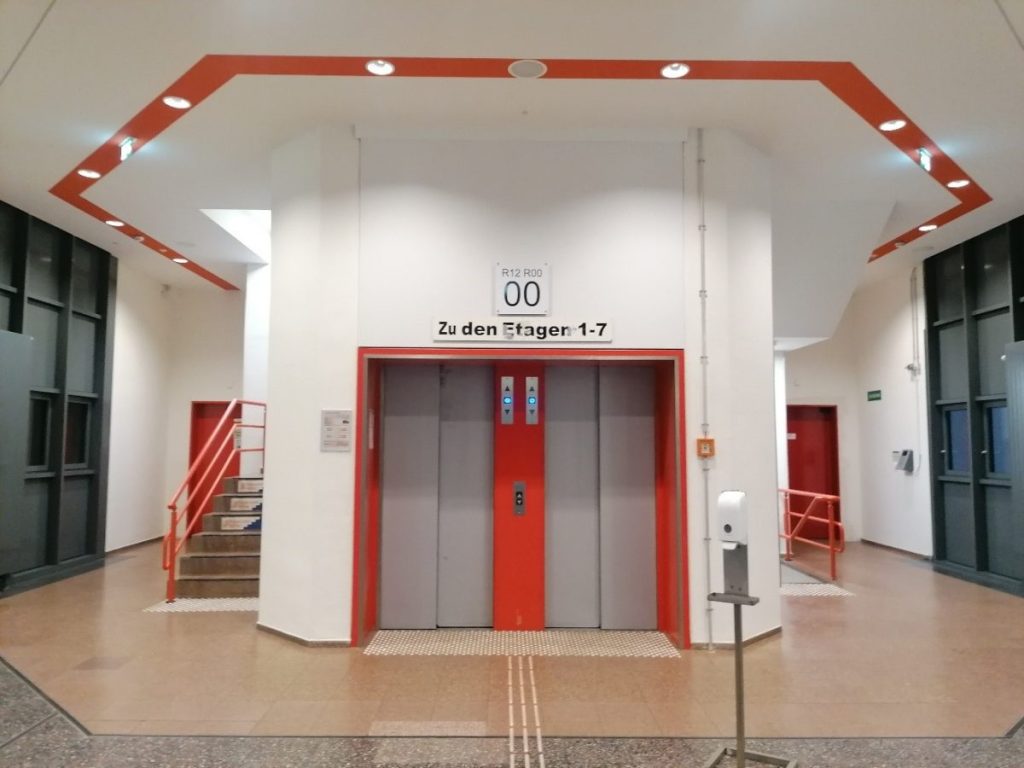 In Szene gesetzt: Eingangsbereich vor dem Aufzug auf dem Campus der Universität Duisburg-Essen.