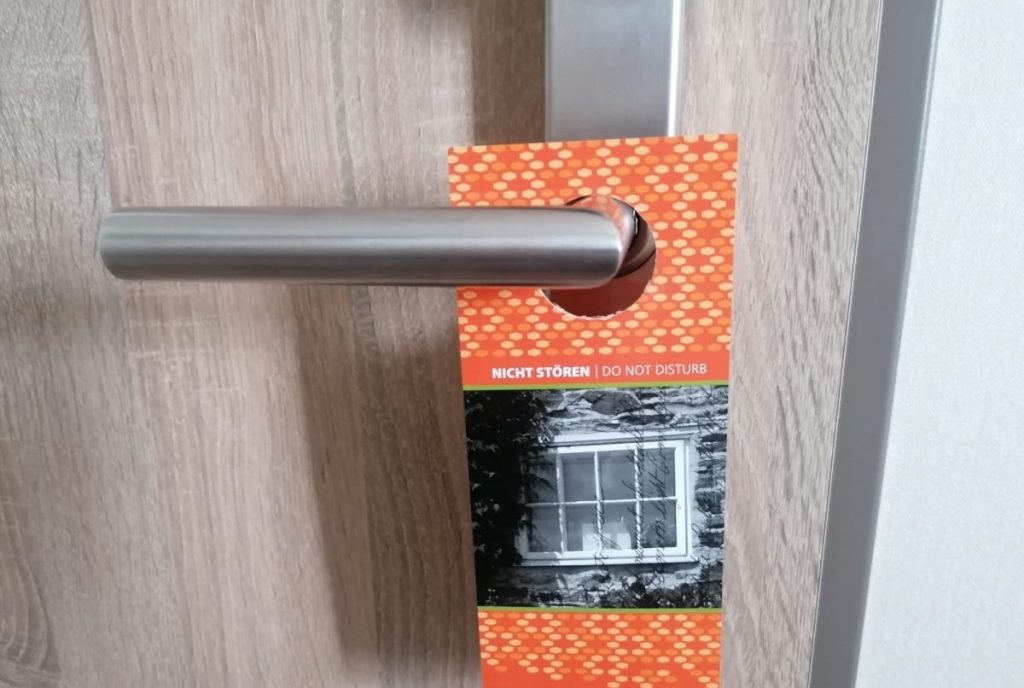 Klinkenschild „Nicht stören!“ – die Störung gilt es routiniert zu vermeiden.