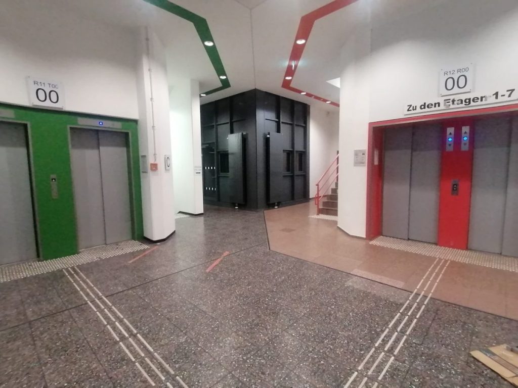 Der Aufzug aus verschiedenen Perspektiven: Aufzüge der Universität Duisburg-Essen.